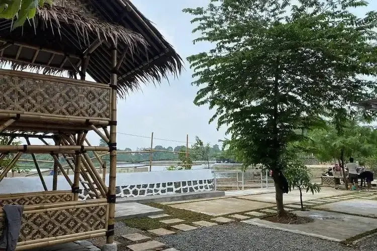 Resto Saung Abah Haji dengan Pemandangan danau. Tawarkan menu dari 15 Ribu, ditemani Live Musik juga.