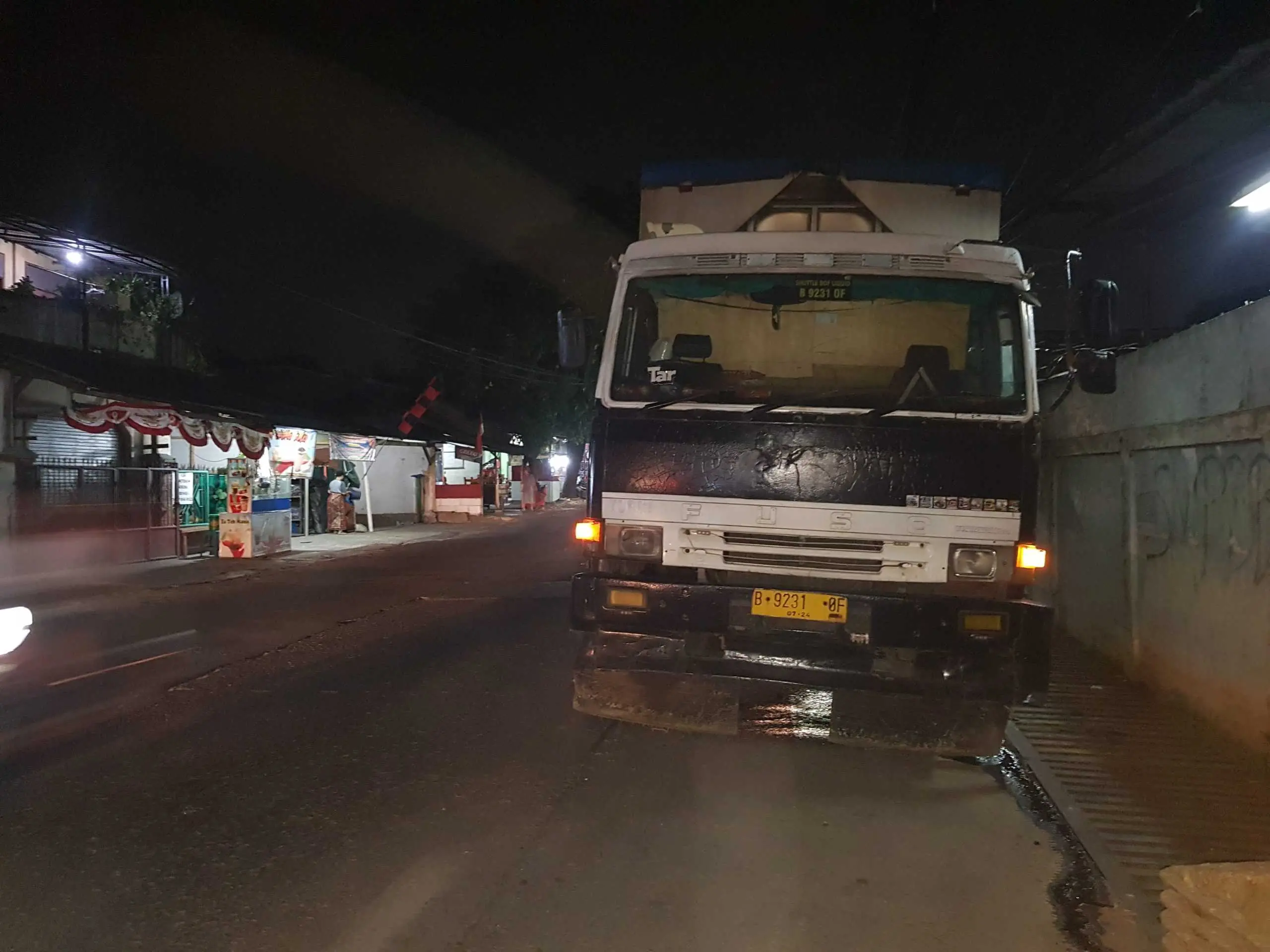 Oli Berceceran, mengakibatkan sejumlah pengendara Motor terjatuh di Jalan Raya Tlajung Udik.