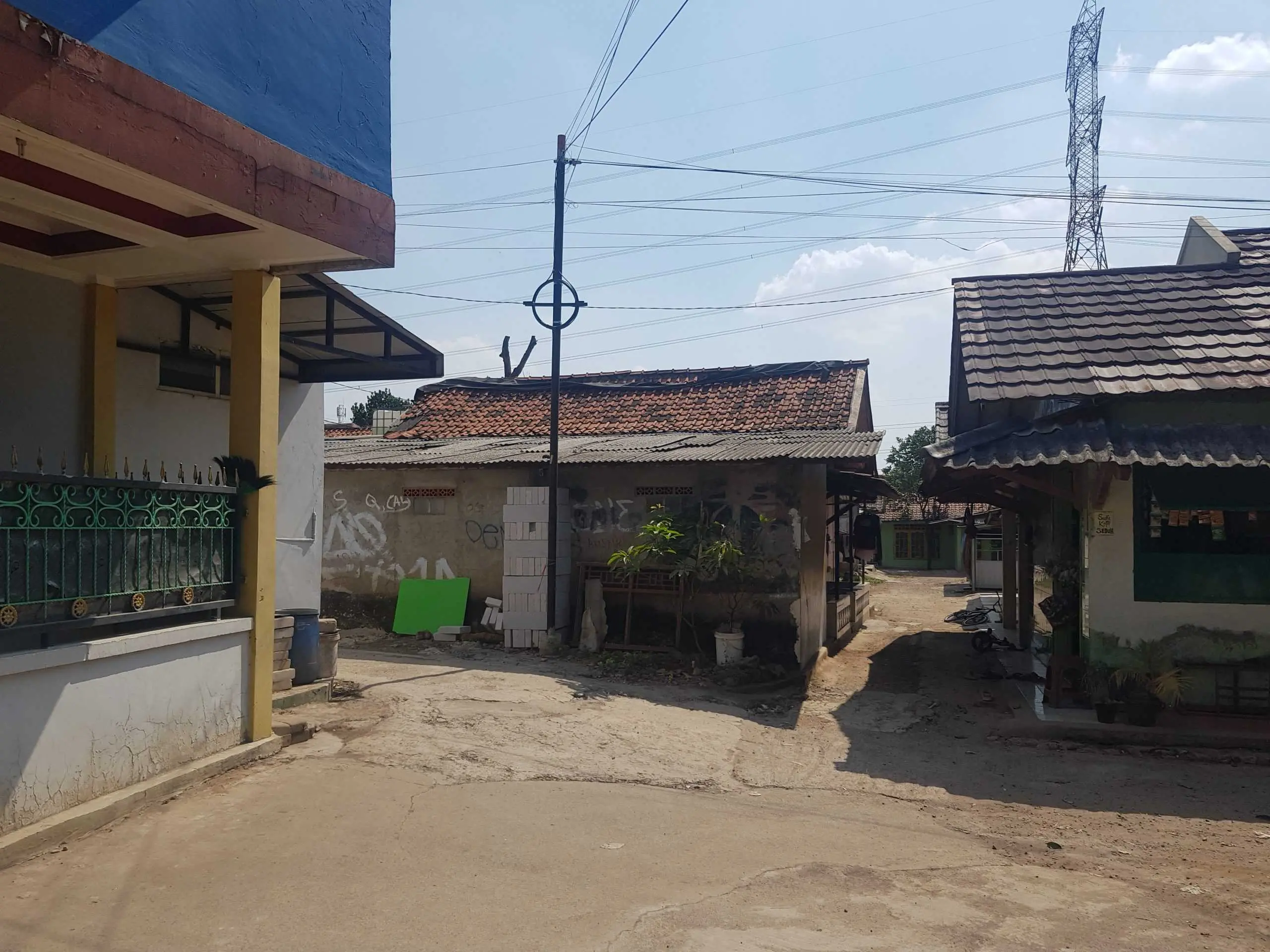 Tiang Provider Perusahaan Internet, dipasang ditanah warga tanpa ijin.