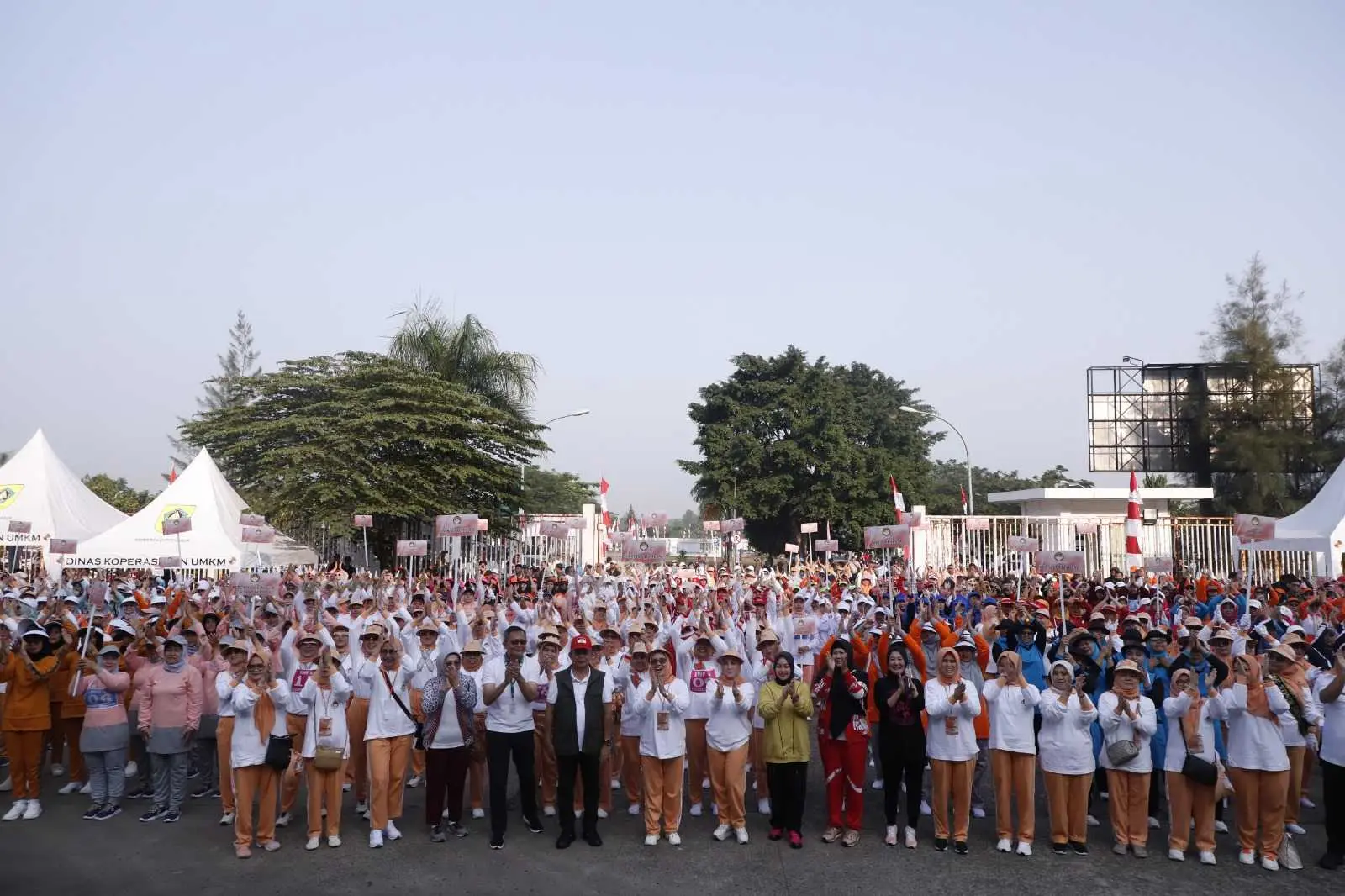 Lomba Gerak Jalan Sehat Meriahkan HUT ke-24 DWP Kabupaten Bogor.