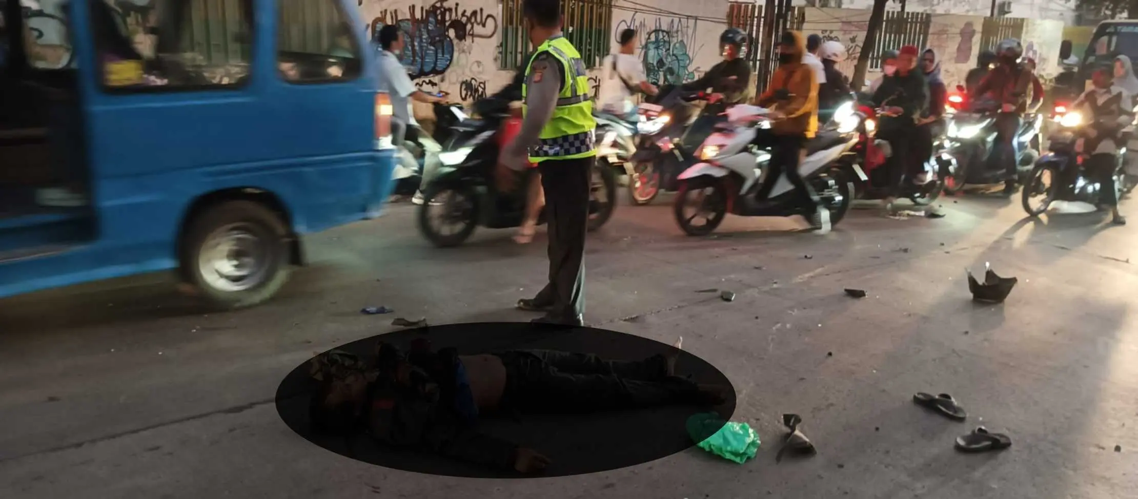 1 Orang Tewas setelah Adu Banteng dengan Pengendara Motor di Jalan Mercedez Benz