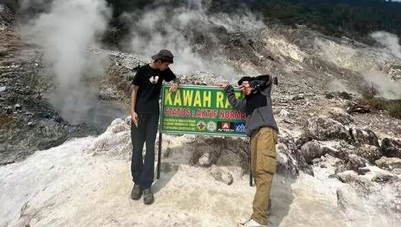 Jejak Menuju Kawah Ratu: Perjalanan Basah, Tawa Kecil, dan Hormat pada Alam