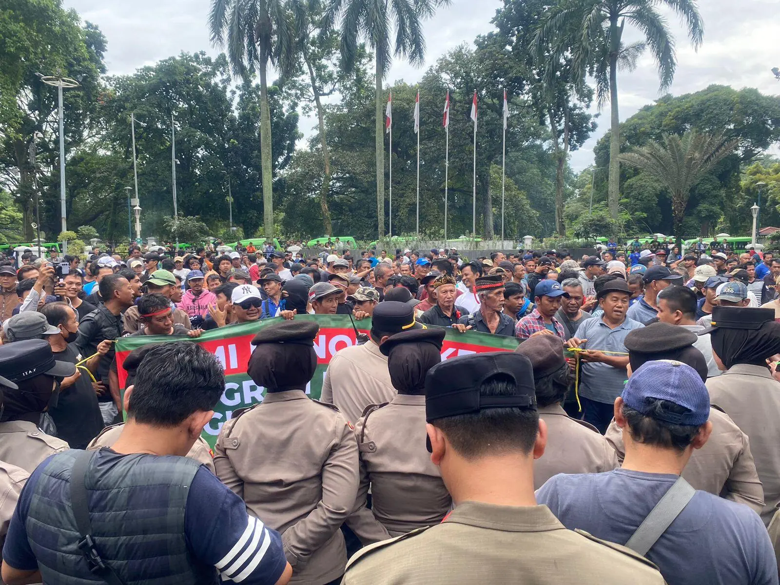 Dedie Rachim Diserbu Ribuan Sopir Angkot, Janji Kampanye Dipersoalkan