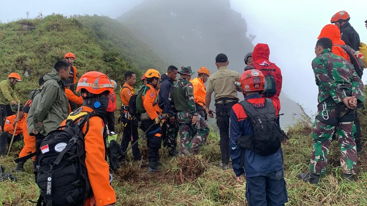 Tim SAR Temukan Satu Jasad Korban Kecelakaan Pesawat ATR 42-500 di Gunung Bulusaraung