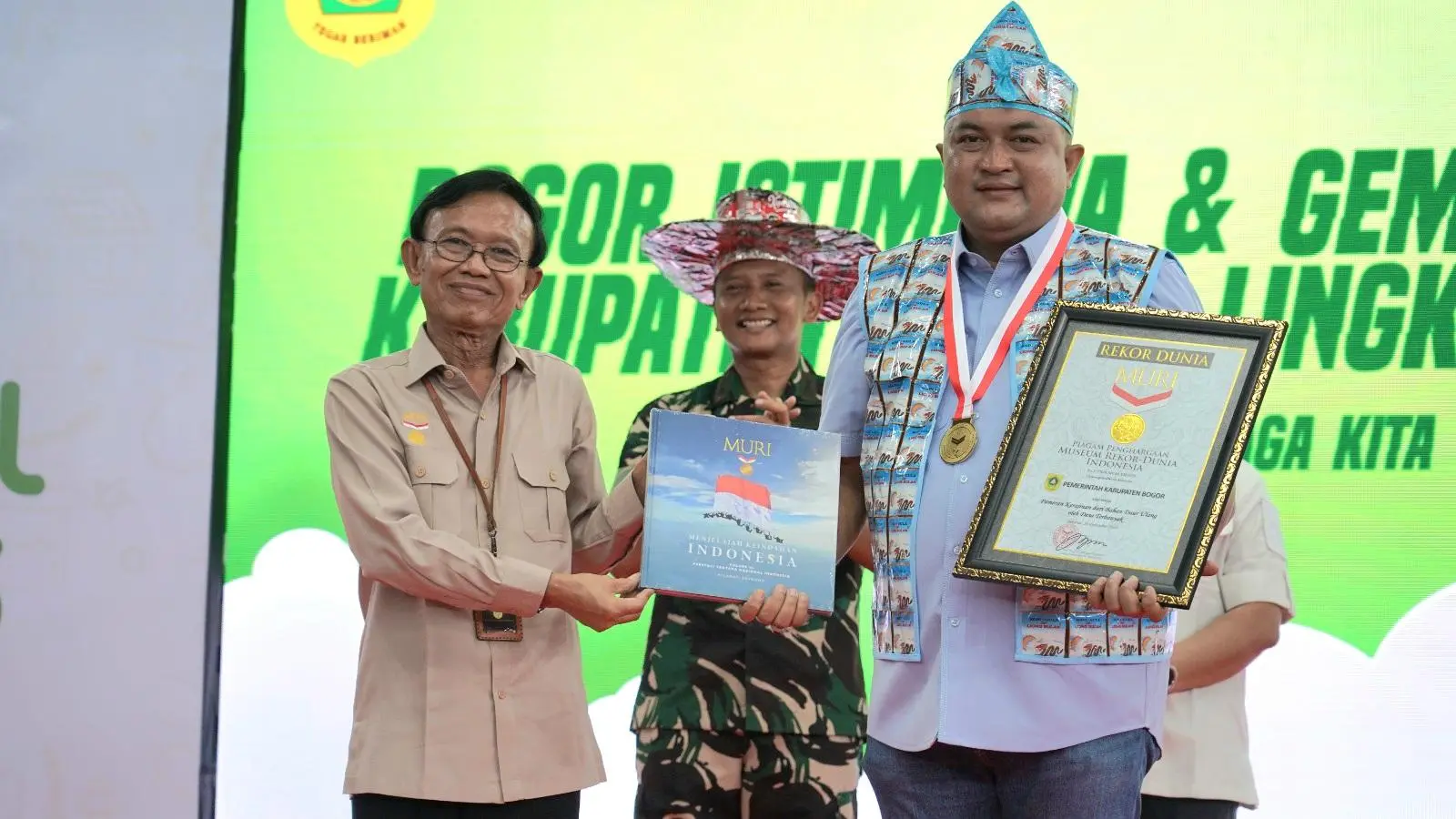 Kabupaten Bogor Raih Rekor MURI Kerajinan Daur Ulang Terbanyak, Libatkan 1.700 Karya Desa