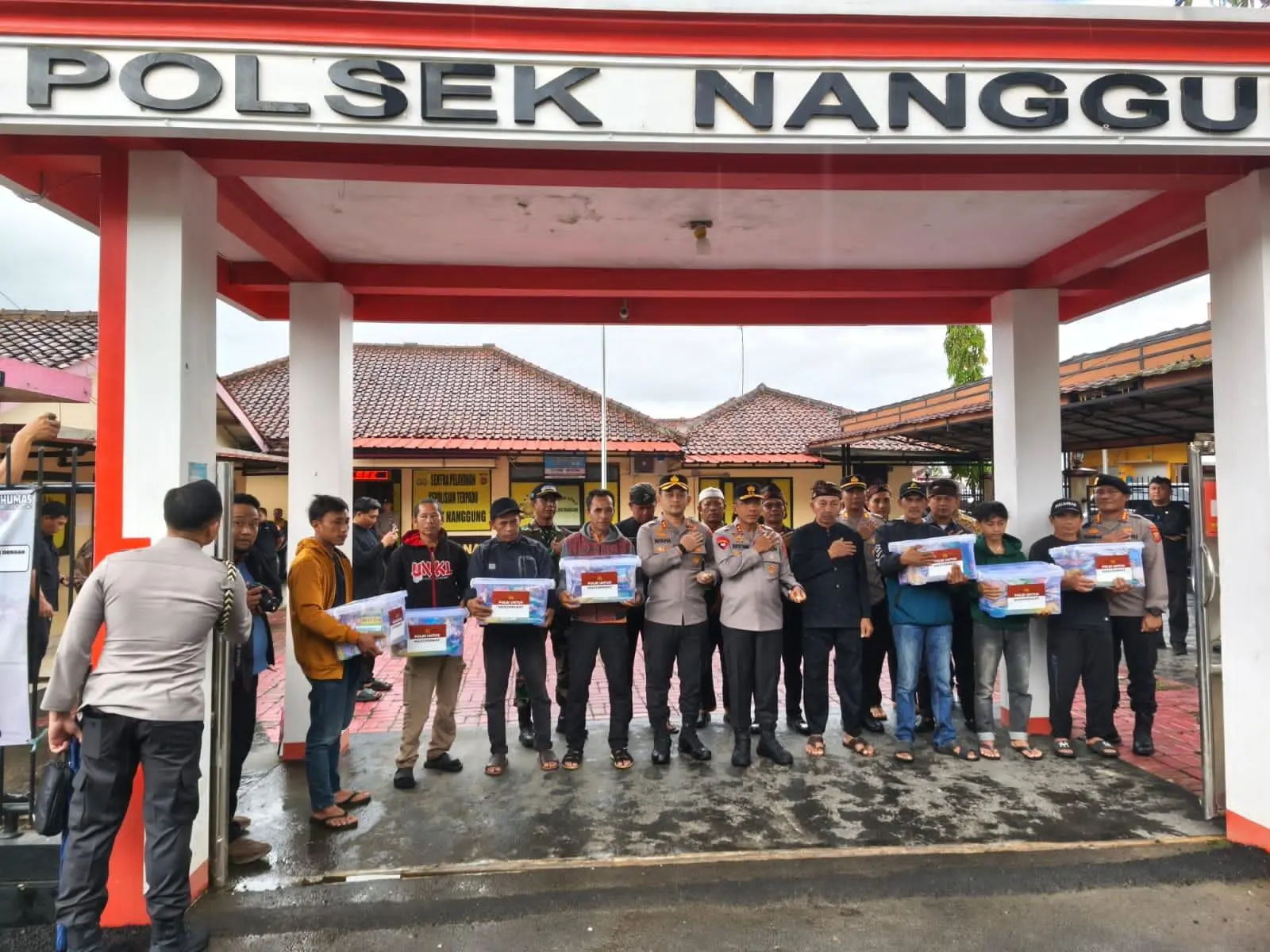 Tragedi Gua Emas Pongkor Bogor, Kapolda Jabar Serahkan Bantuan ke Keluarga Korban