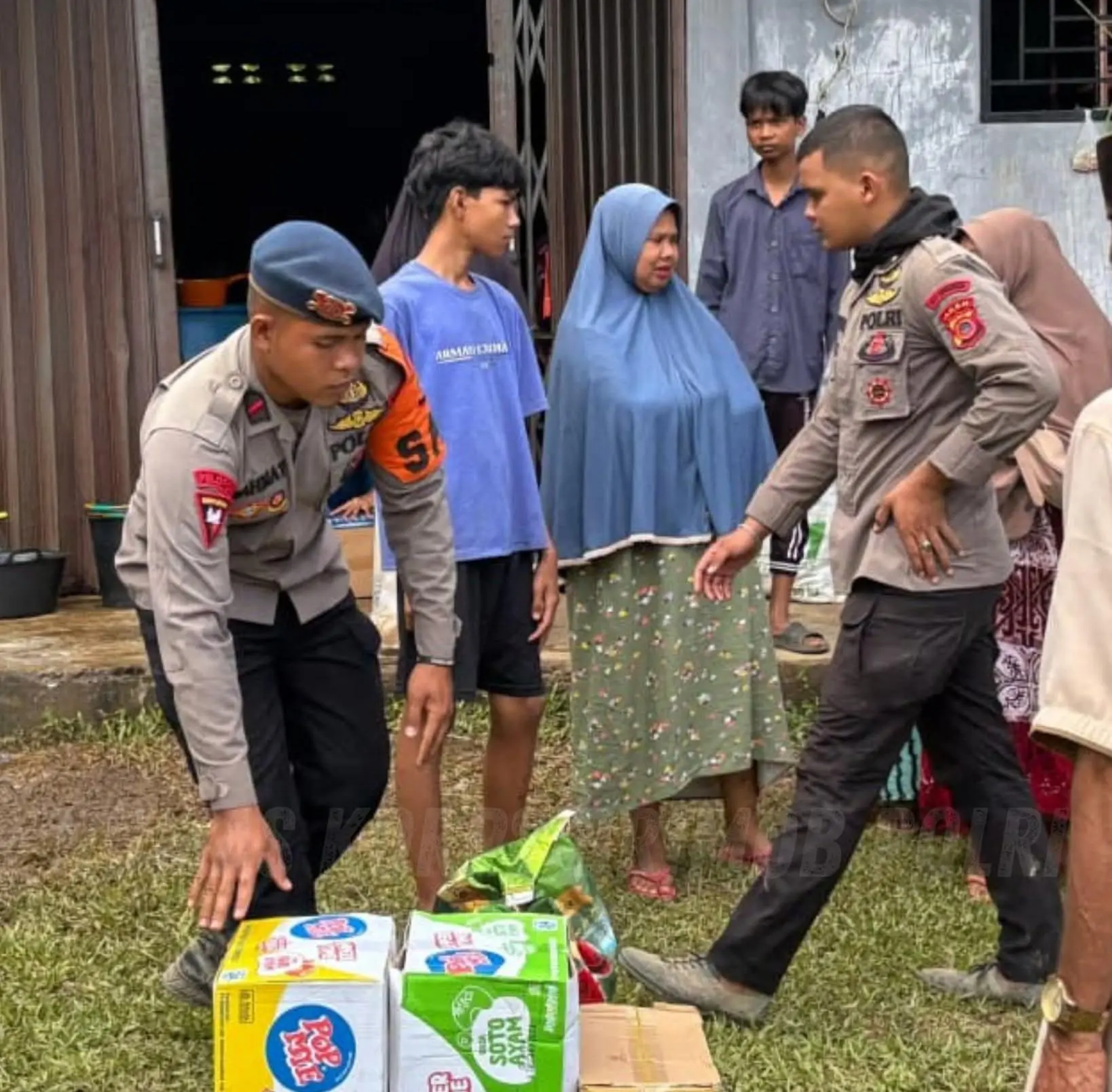 Brimob Aceh dan IOF Tembus Desa Terisolir di Pidie Jaya untuk Salurkan Bantuan Sembako