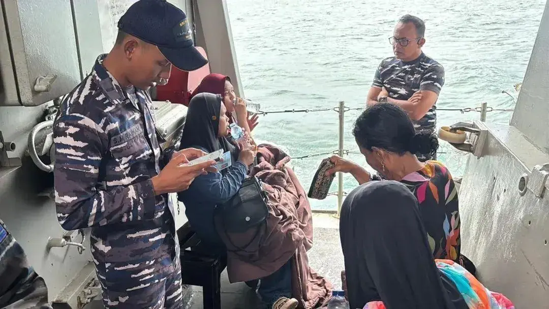 Terombang-Ambing di Laut Makassar, Lima Penumpang Kapal Kecil Diselamatkan TNI AL