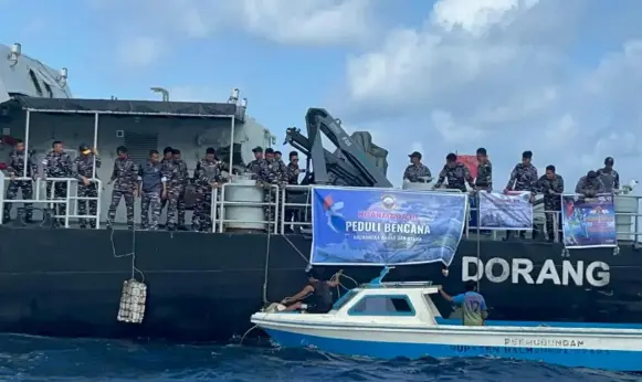 KRI Dorang-874 Salurkan Bantuan Kemanusiaan untuk Korban Banjir Bandang Halmahera Barat