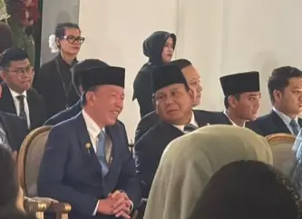 Momen Akrab Prabowo dan Jokowi Berbincang Santai di Pernikahan Sespri Presiden