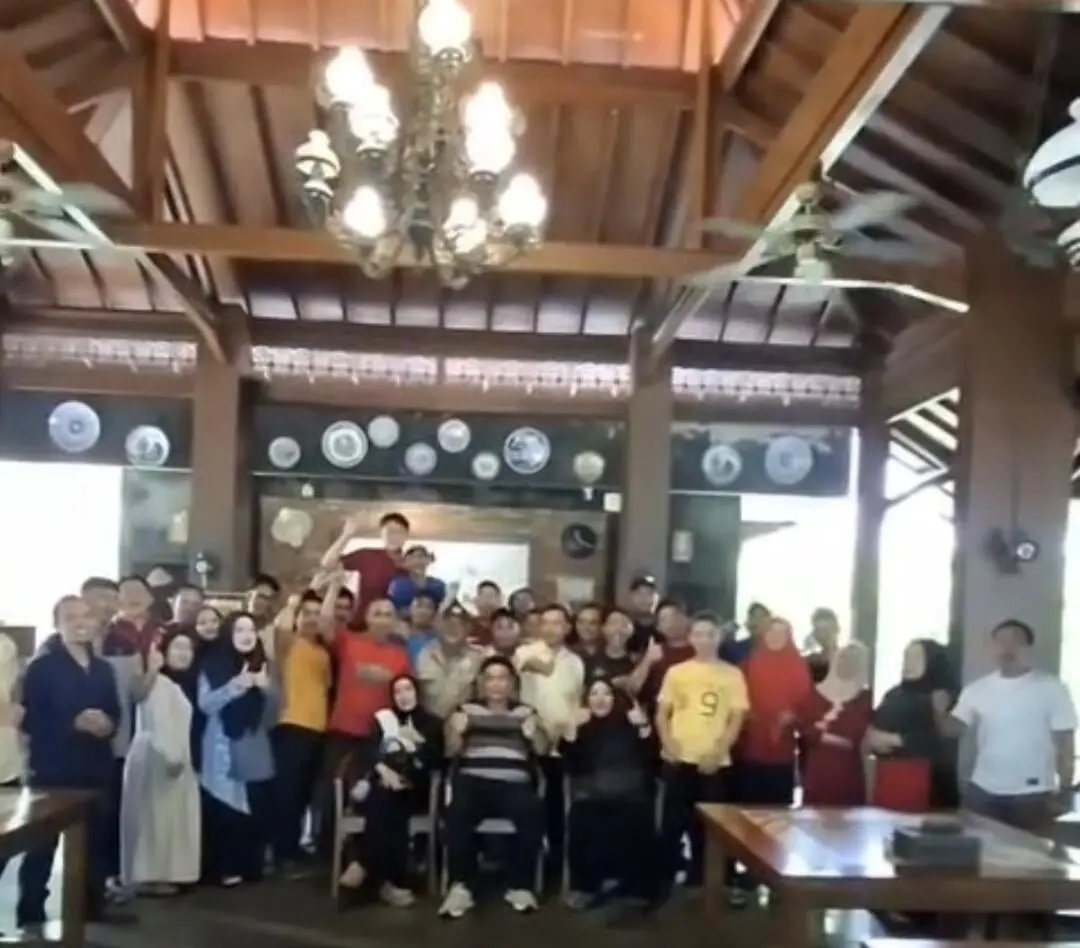 Haji Ari Munandar dan Keluarga Pemilik Ayam Bakar Pak Atok Silaturahmi Bersama Karyawan di Cabang Bintaro