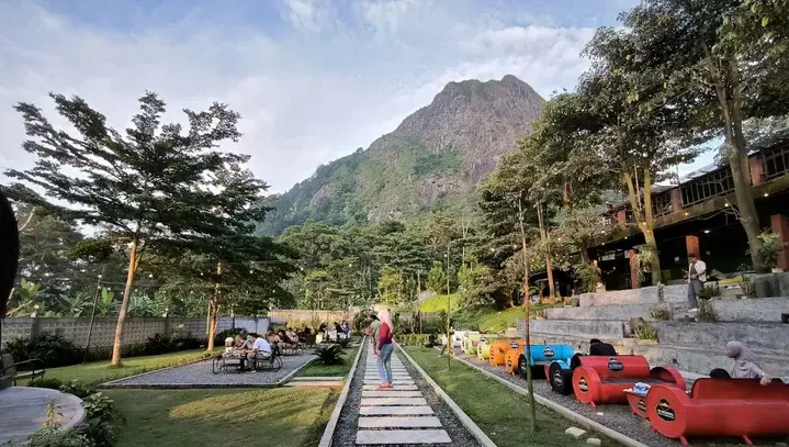 Ki Demang Coffee dan Resto, Tempat Nongkrong Instagramable di Sukamakmur Bogor dengan View Gunung Batu