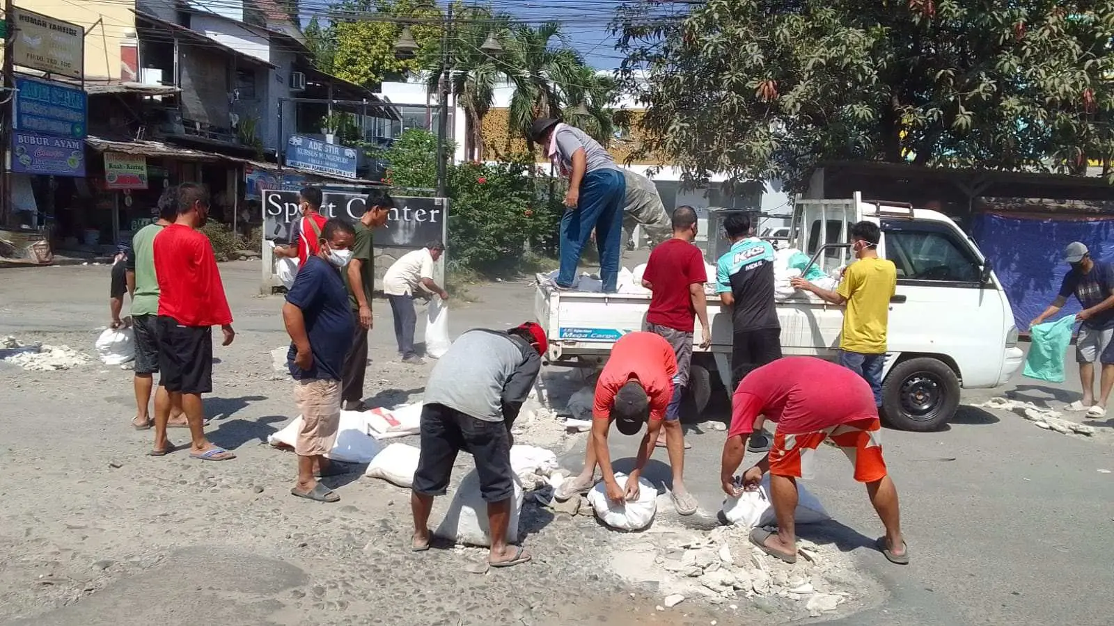 Aksi Nyata PKL Griya Bukit Jaya, Perbaiki Jalan Rusak