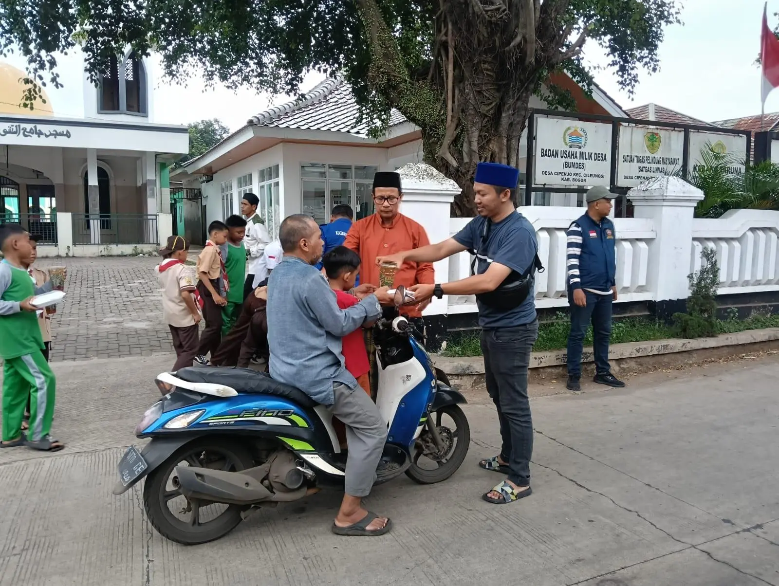 Karang Taruna Kecamatan Cileungsi Gelar Jumat Bersih dan Jumat Berkah di Desa Cipenjo