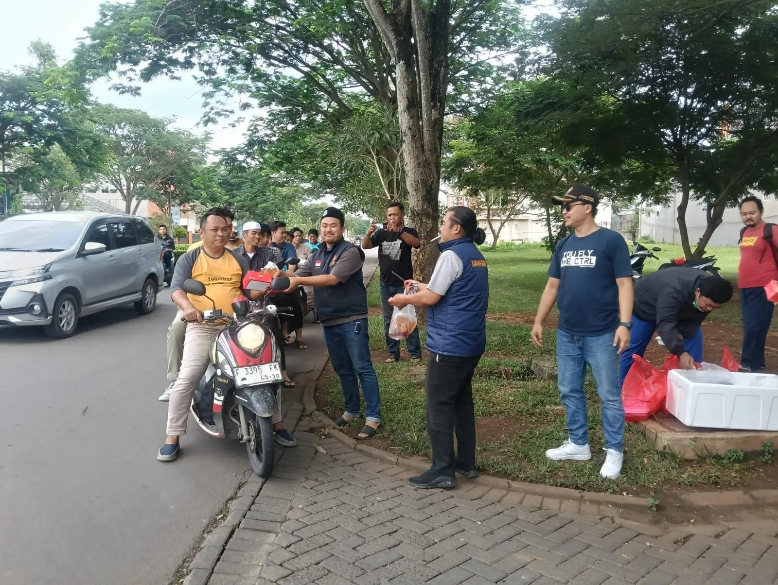 Karang Taruna Kecamatan Cileungsi Tebar Berkah Usai Salat Jumat