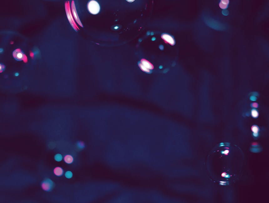 Ilustrasi lingkaran zodiak dengan simbol-simbol rasi bintang yang bersinar di latar belakang langit malam yang jernih.